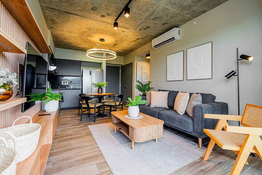 w Trendy 2BR w Balcony in the Heart of Centriqo