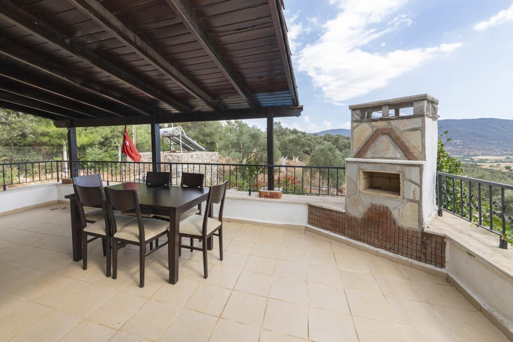 Splendid Villa Surrounded by Nature Near Milas-bodrum Airport view 3
