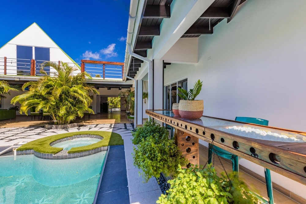 Private Retreat w 5 BR Spa Pool Jacuzzi