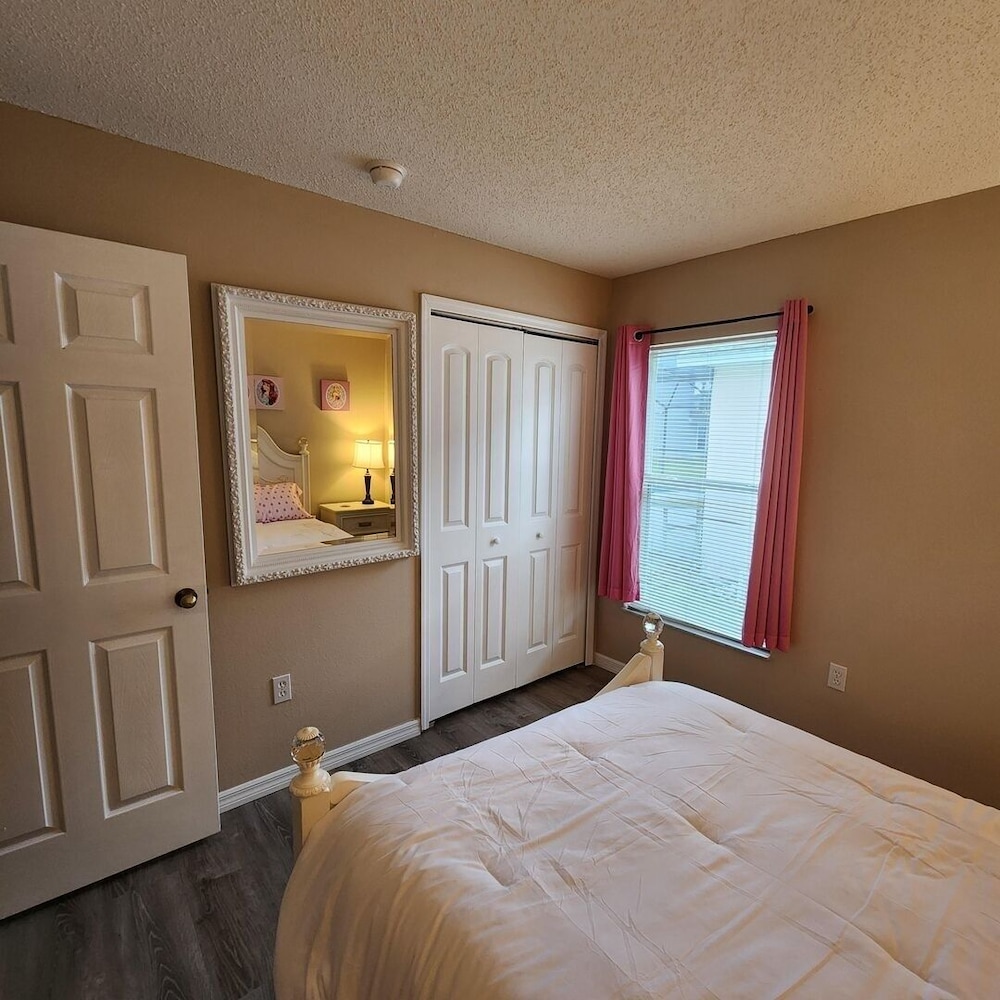 LKB4705AW 4 Bedroom villa in Lake Berkley 4 Home