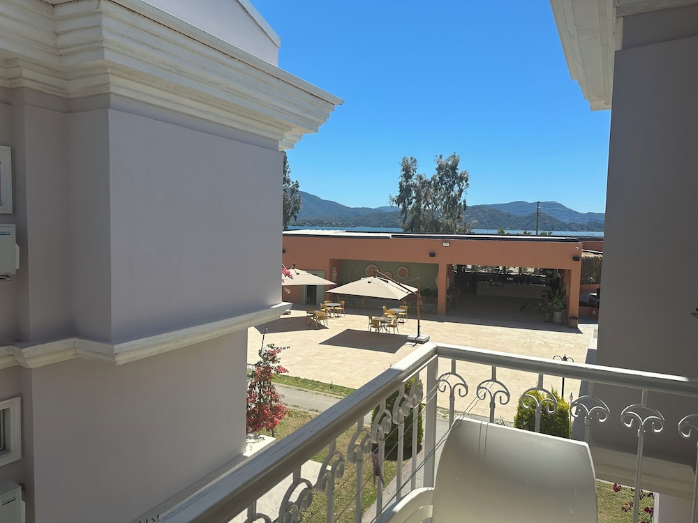 Daphne Residence - Image 36