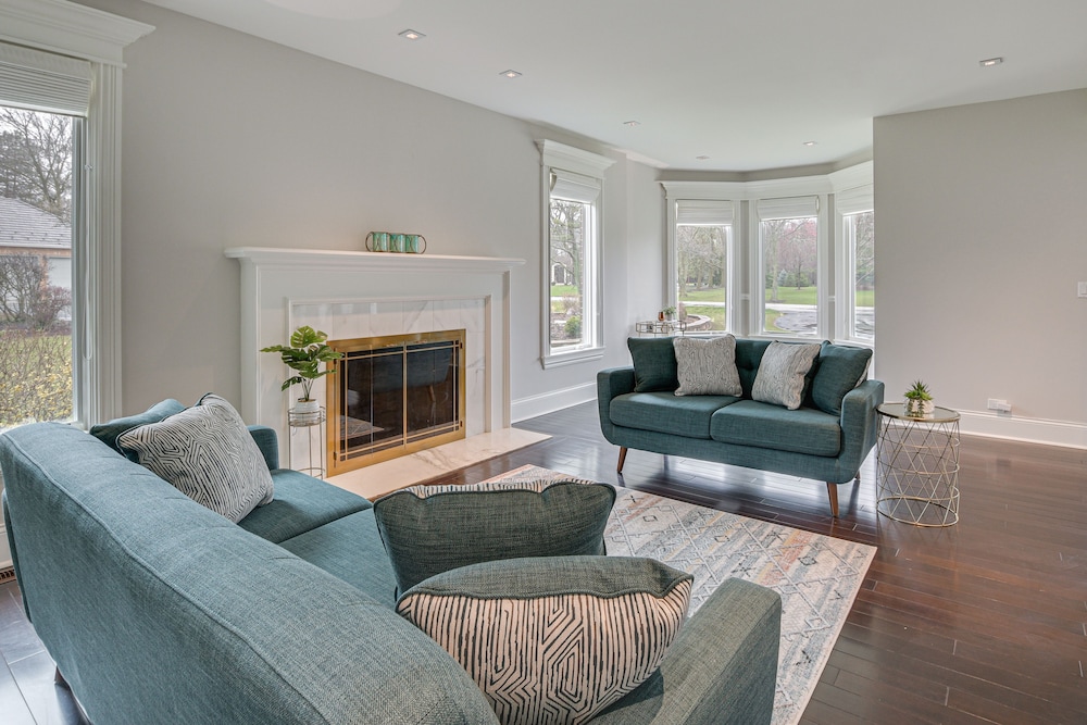 Spacious Inverness Home ~ 36 Mi to Chicago!