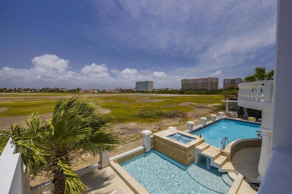 Villa Salina - 5BR w Pool Jacuzzi Sauna