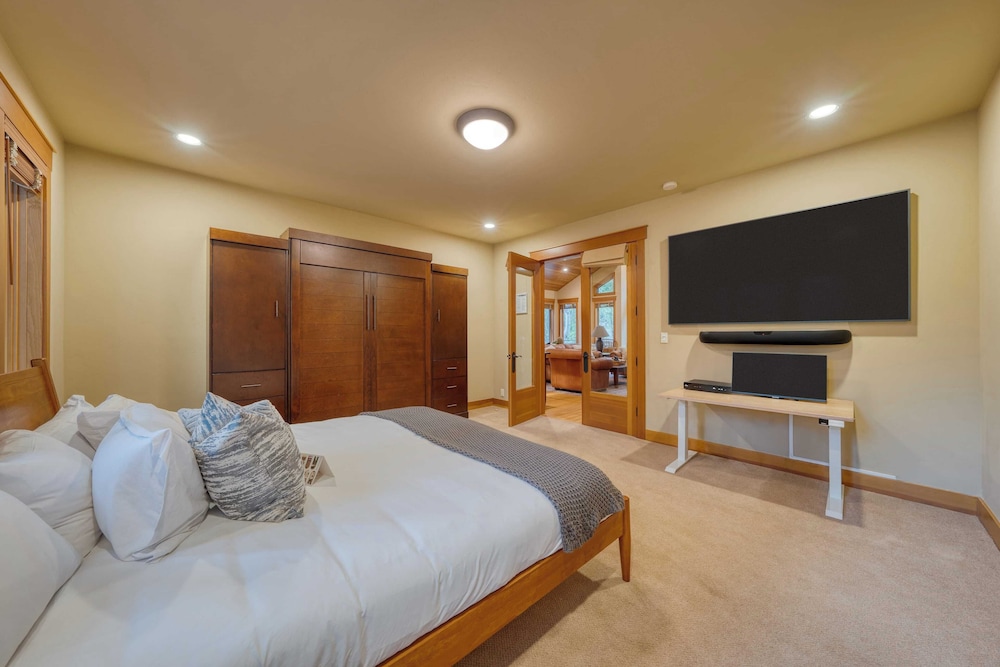 Cedars at Palisades by Avantstay Hot Tub, Resort Access, and Mountain Views