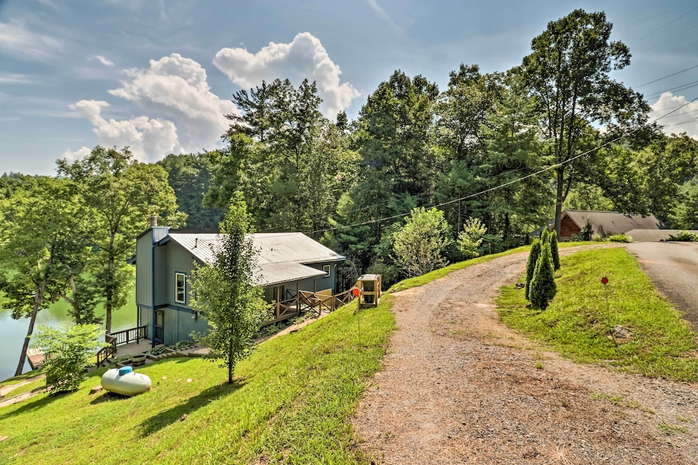 Lake Santeetlah Escape w/ Kayaks, Boat Slip & More