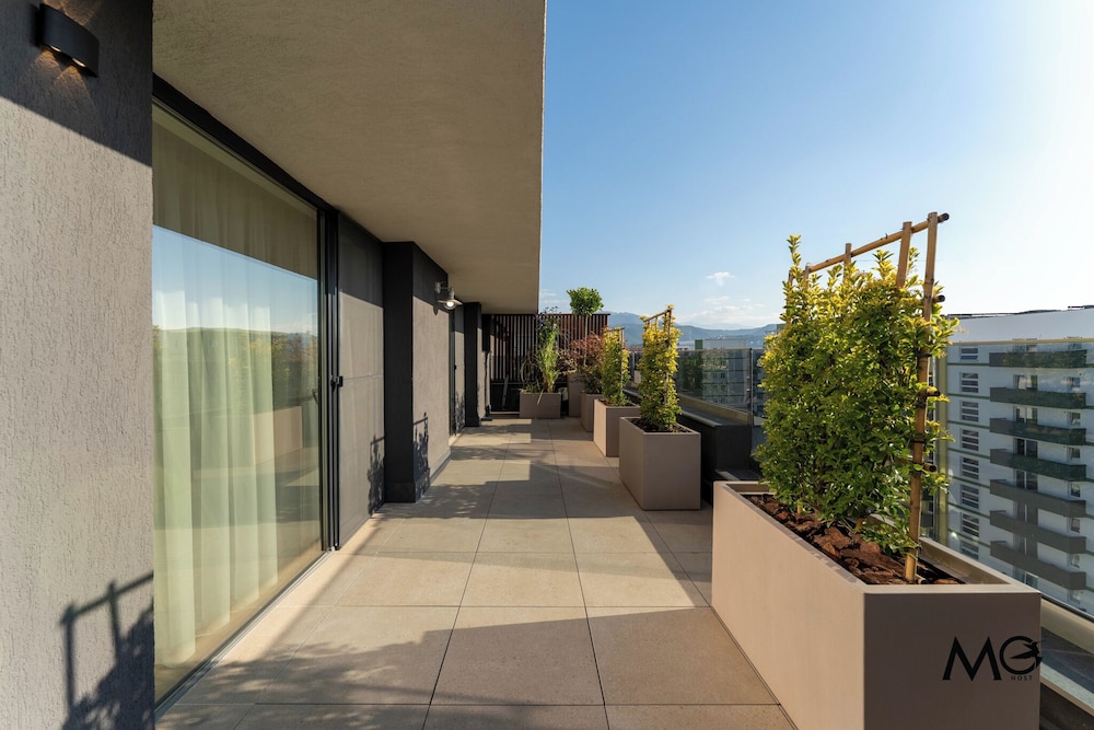 MoHost Valcom - Luxury Skyline Penthouse