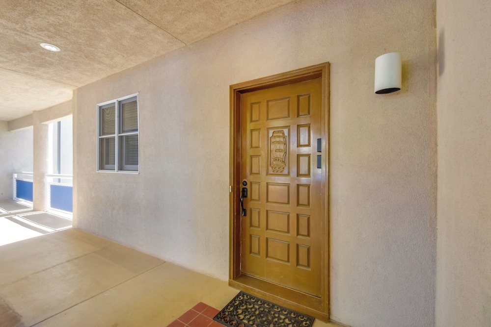 Clemson Game Retreat: Lakefront Keowee Key Condo