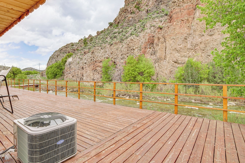 Creekside Cabin w/ Deck & Views in Panguitch!