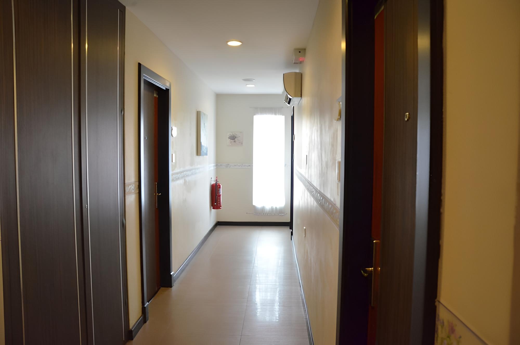 Super OYO 985 Hotel Nur