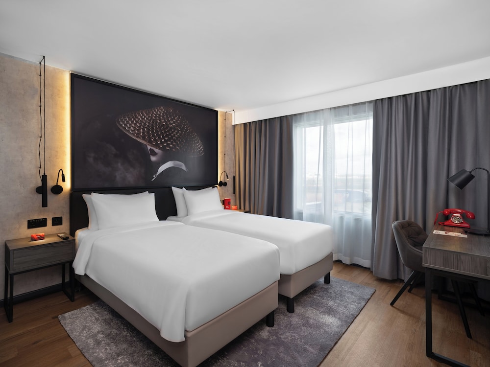Crawley Vacations - Radisson RED London Gatwick Airport - Property Image 2