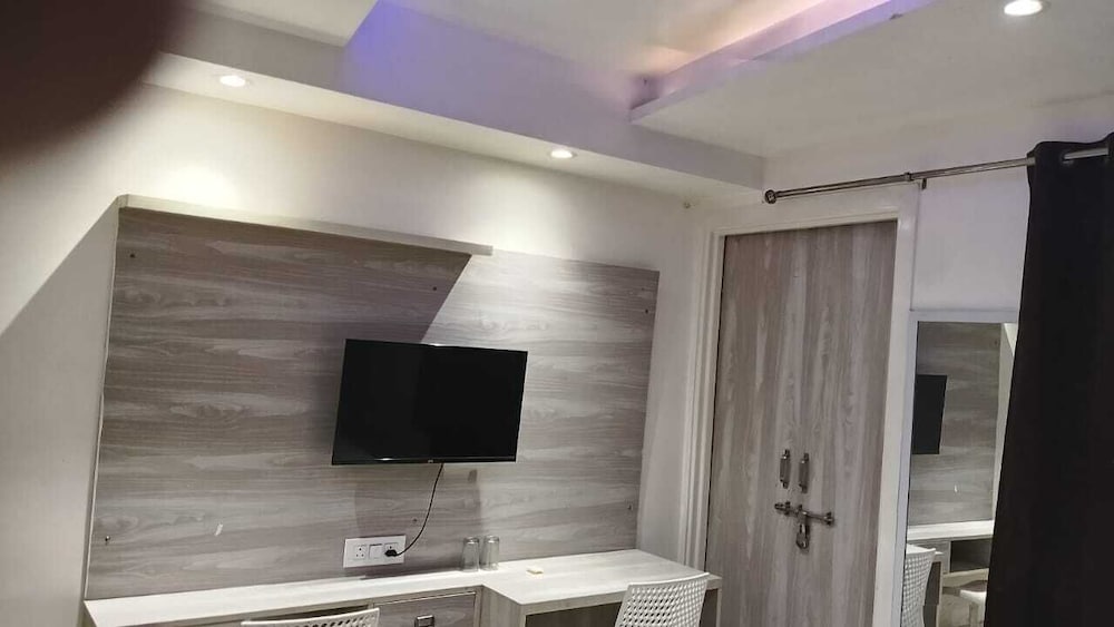 Hotel Red Chilly Adarsh Nagar