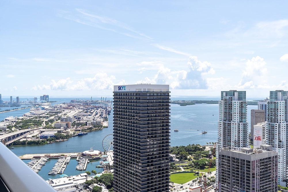 Penthouse 1BR Breathtaking City & Water Views