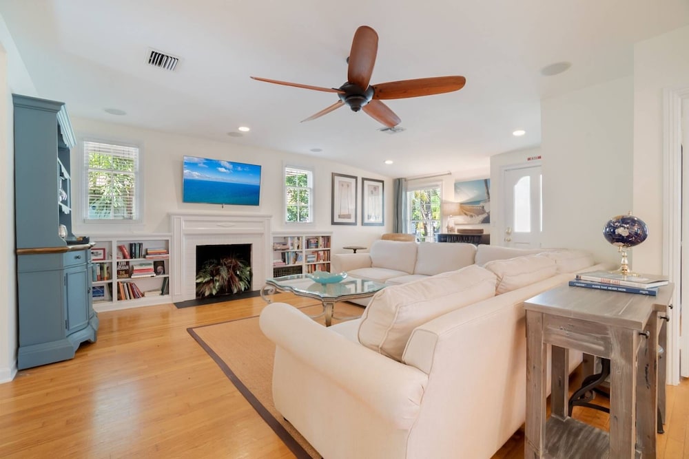 Coco Plum Cottage, Walking Distance to Cityplace, Museums, Restaurants, Shops, W/pool view 4