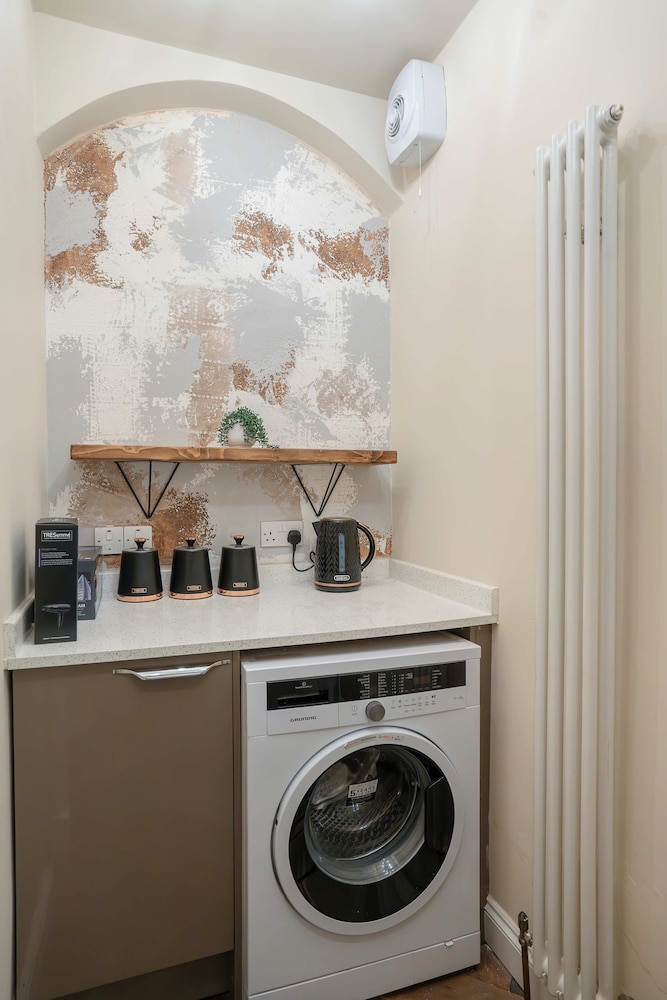 Stylish 2 Bed Flat-free Parking