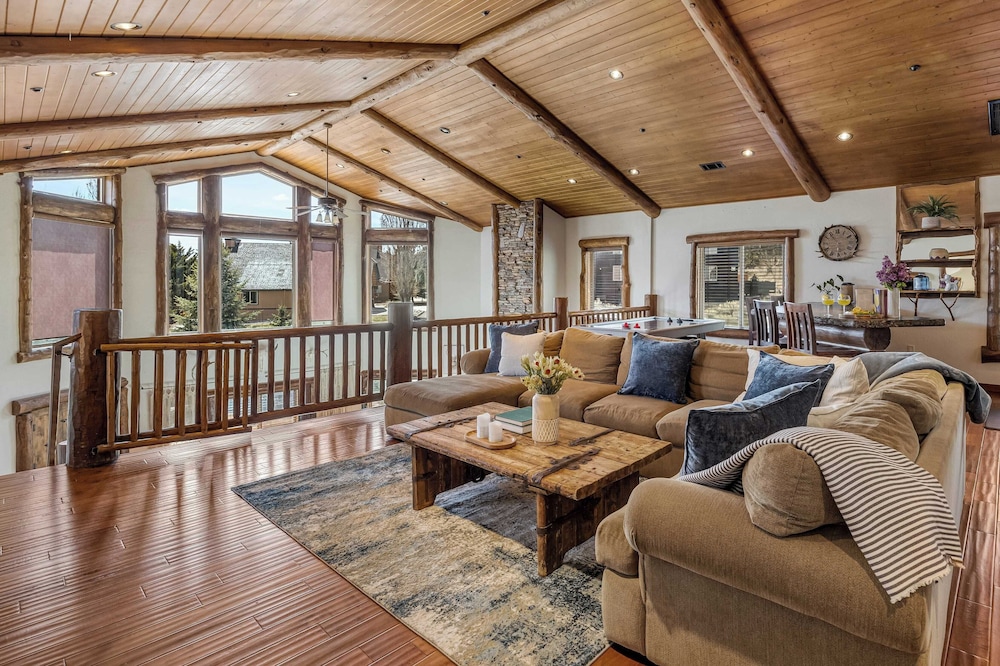 Group Cabin + Lake and Mountain View Pet-friendly, Fireplace, Games, Loft
