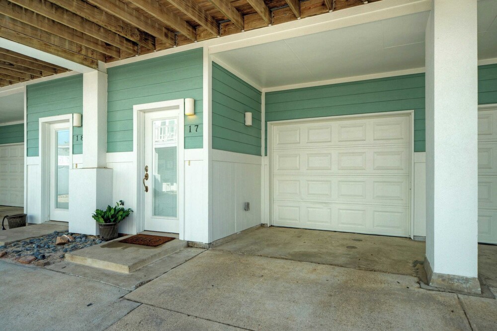 Stylish Condo w/ Pool & Spa Access, Wak to Beach Beach Breeze by Avantstay