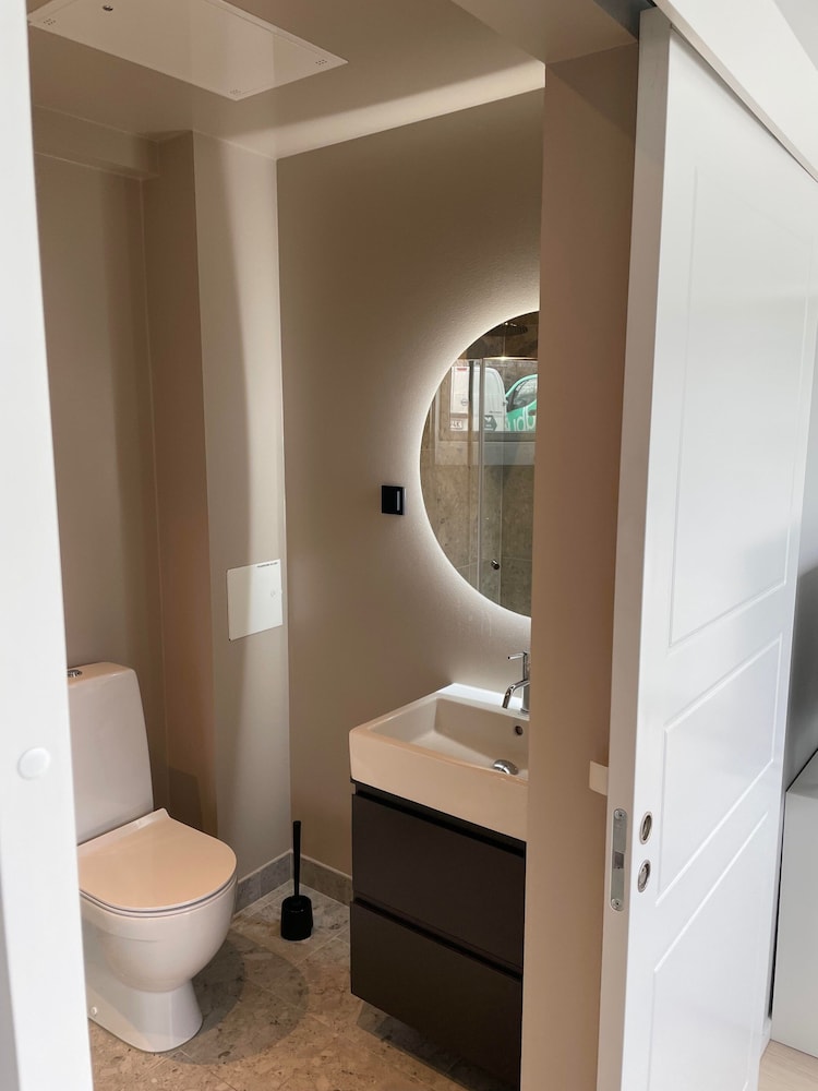 Apartment - Sleeps 3 & Great Location