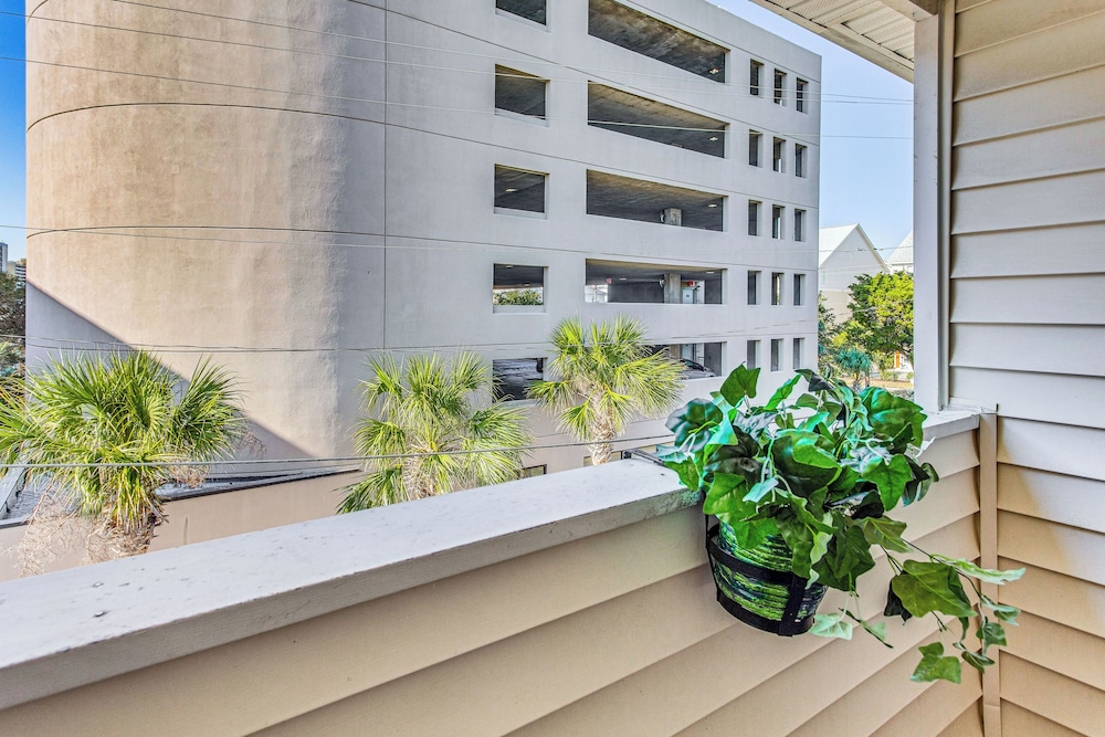 Walk to Ocean: Myrtle Beach Townhome w/ Patio