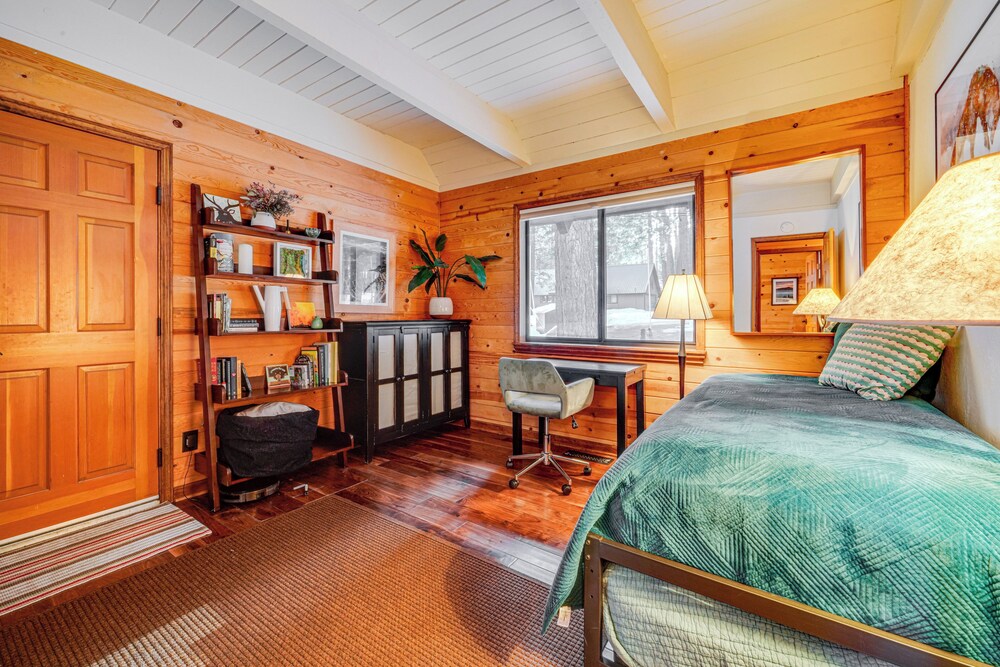 3 Mi to Skiing: Retreat w/ Deck in Tahoe Donner!