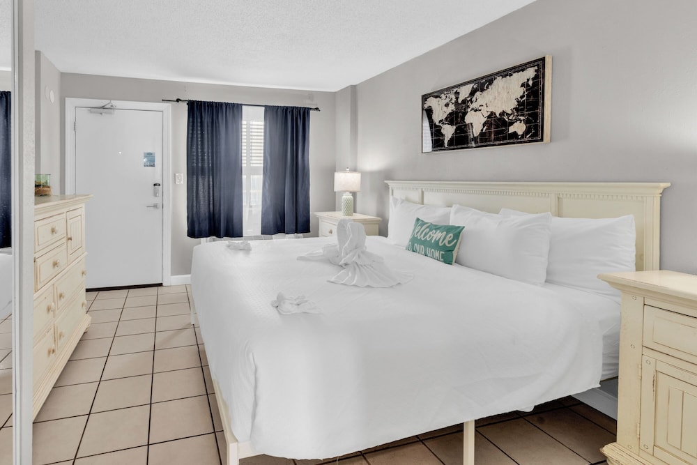 Beachfront Haven 1BR Condo with Balcony