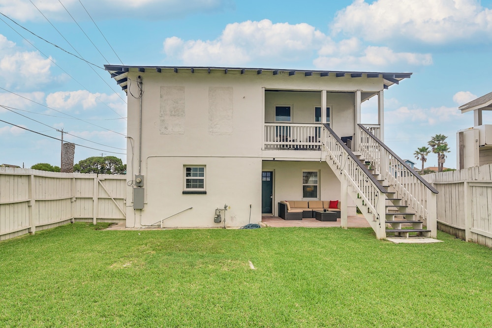 < 1 Mi to Beaches: Galveston Retreat w/ Patio!