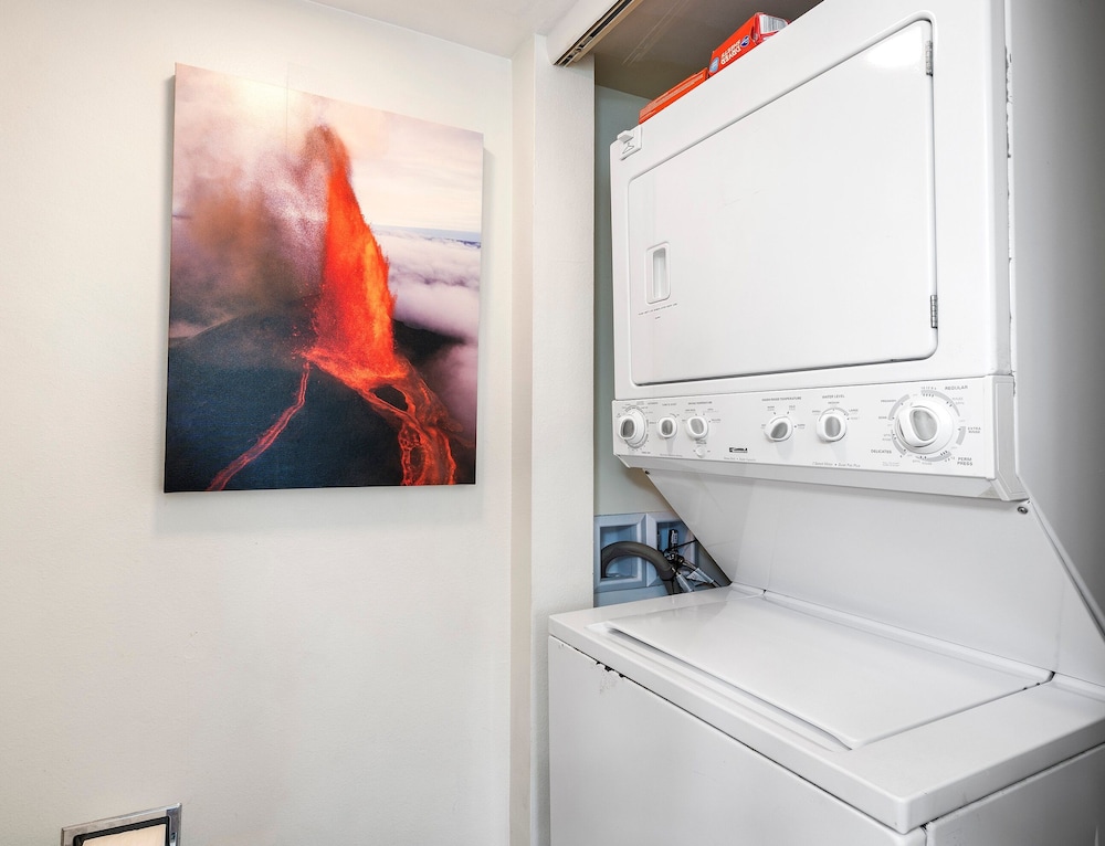 Condo With Central AC - Partial Ocean View - Concierge - Near Magic Sands Beach - Vrkcv