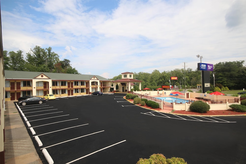 Knights Inn Pilot Mountain
