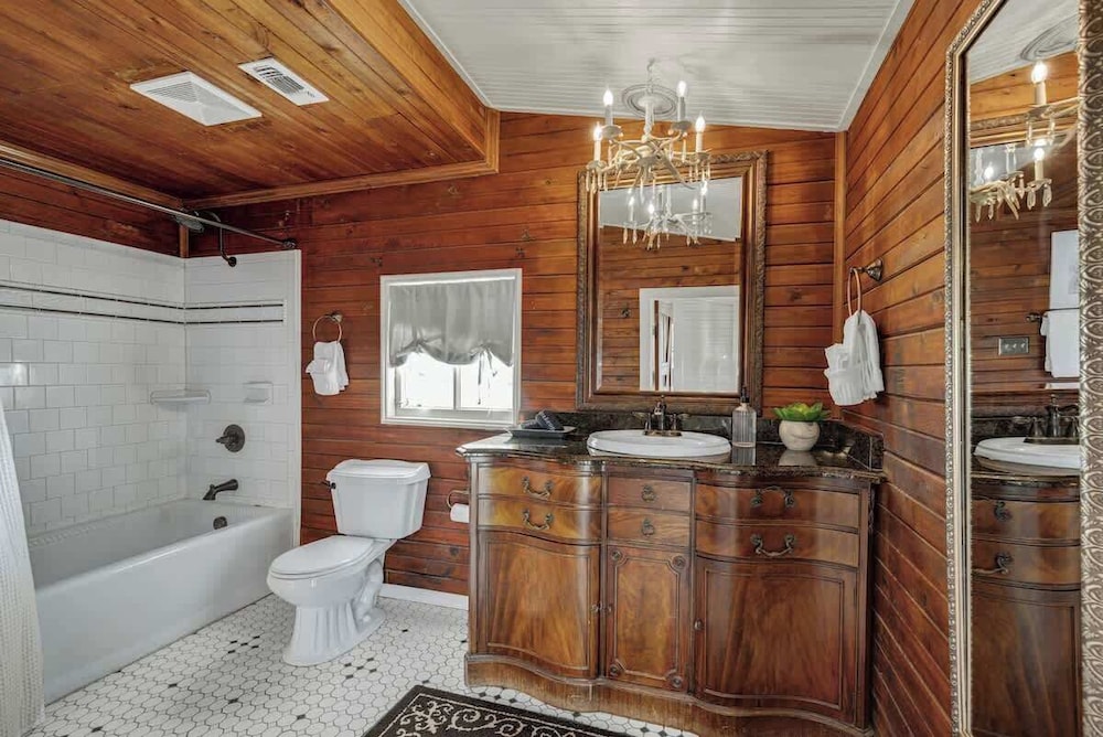 Victorian Escape-pool & Hot Tub!