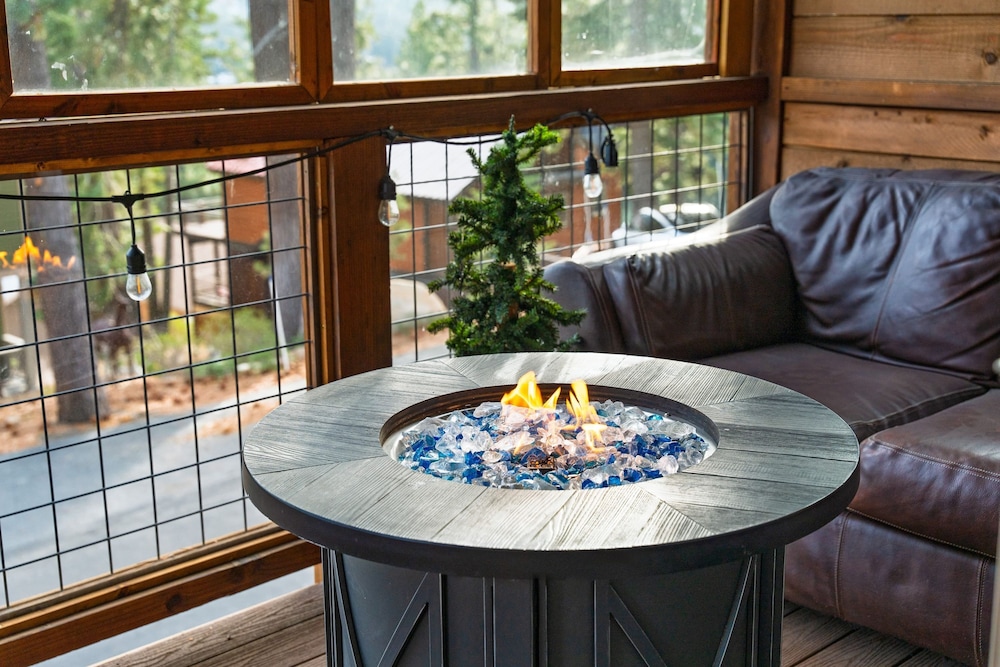 Denton by Avantstay Hot Tub Enclosed Deck w Fire Pit Near Skiing Lake