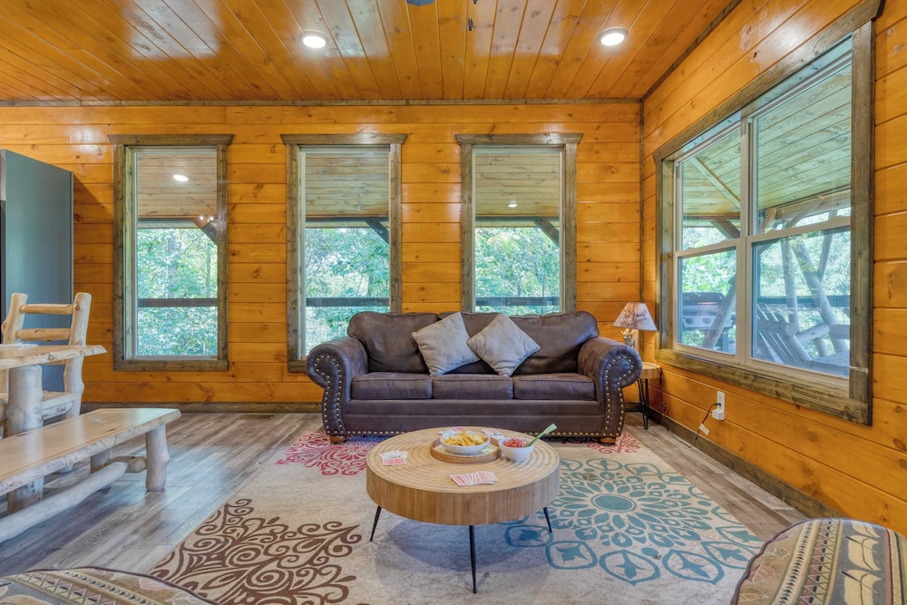 Indoor Pool, Theater, Hot Tub & Mountain Views Near Dollywood Crimson Crest by Avantstay