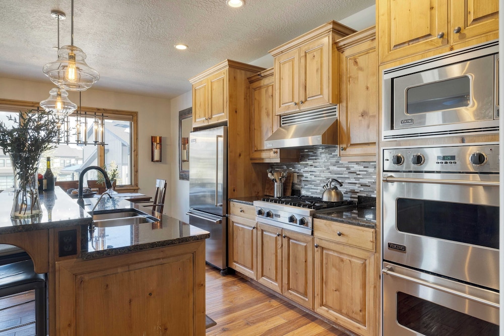 Blue Skies Lakeside Family-friendly Getaway w/ Hot Tub & BBQ