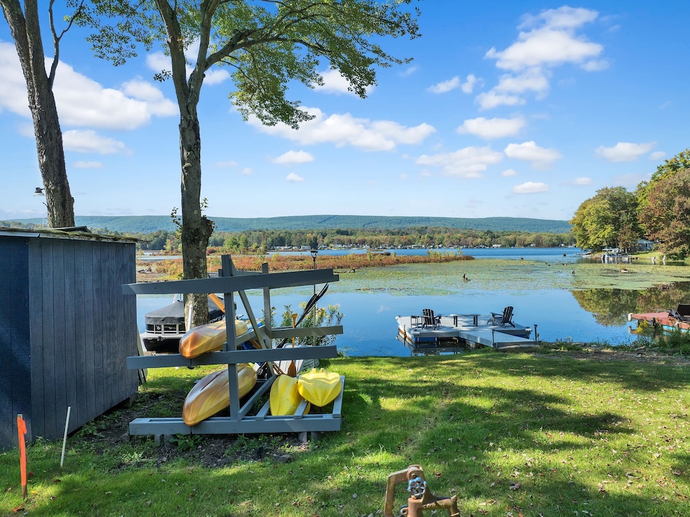 Lakefront Lodge Hot Tub Dock Kayaks