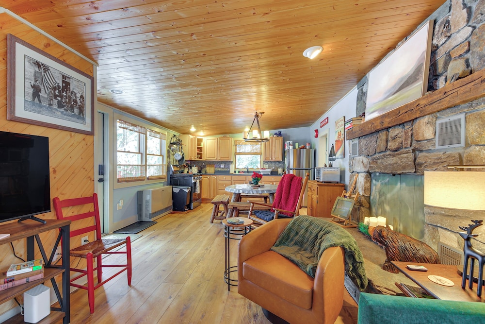 Cozy Ski Retreat! 3 Mi to Okemo Mtn Slopes