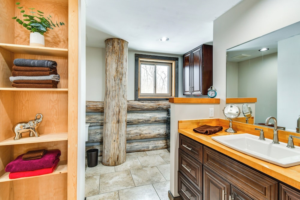 Perfect for Families: Custom-built Harrison Cabin!
