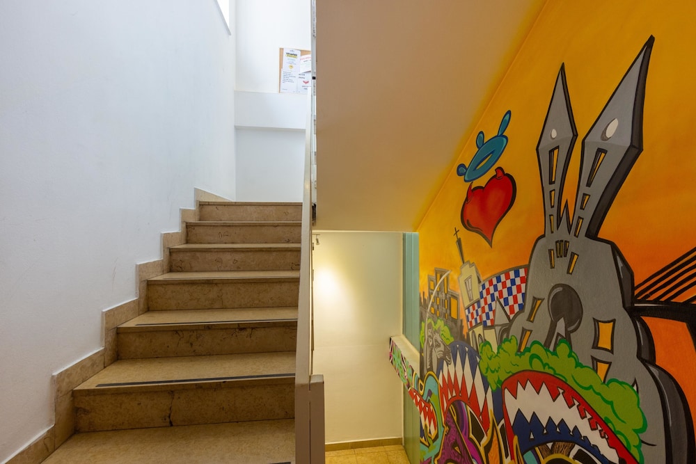 Whole Wide World Hostel & Bar