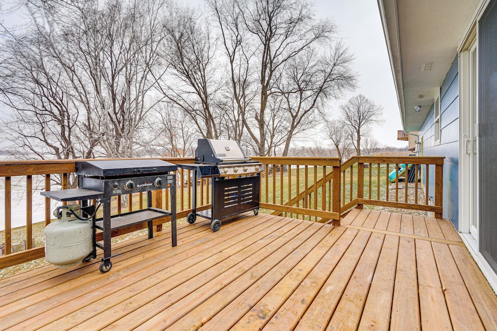 Scenic Home w/ Lake Washington Access & Fire Pit