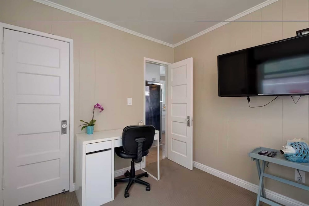 Waterfront Newport Condos w. Dock Access, Walk to Balboa Fun Zone and Beach