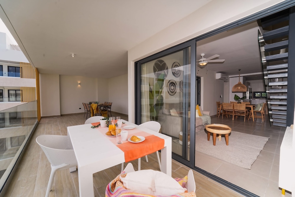 4 Bedroom Beach Penthouse w Private Rooftop