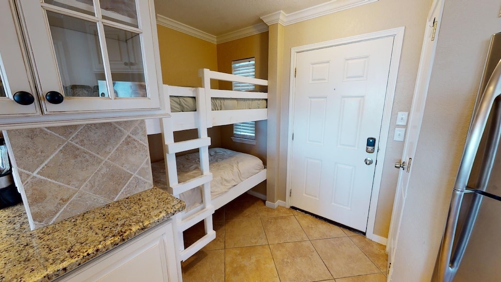 Seascape 2113 2 Bedroom Condo by RedAwning