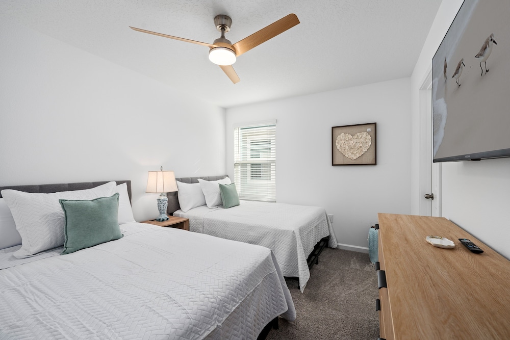 Light Welcoming Fun Resort Home Sleeps 20