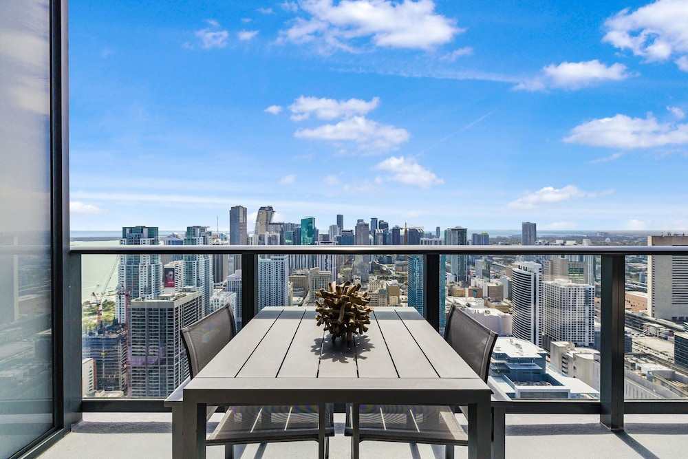 Lux Studio W City Views and Pool