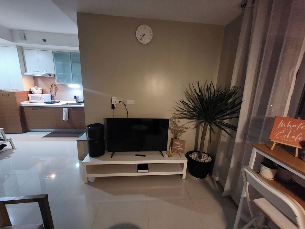 Cozy 1BR Condo in Mandaluyong City With City Skyline View