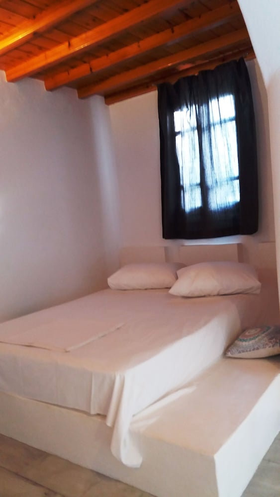 Manos Rooms