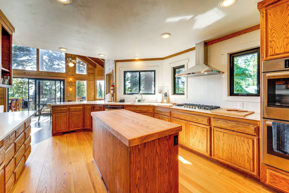 6 Mi to Ski Slopes! Family Tahoe Cabin w/ 3 Decks
