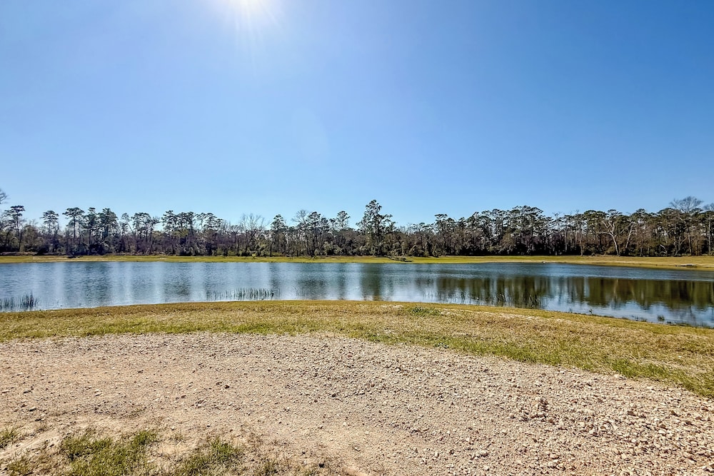 Swim & Unwind: Pet-friendly Home in Spring!