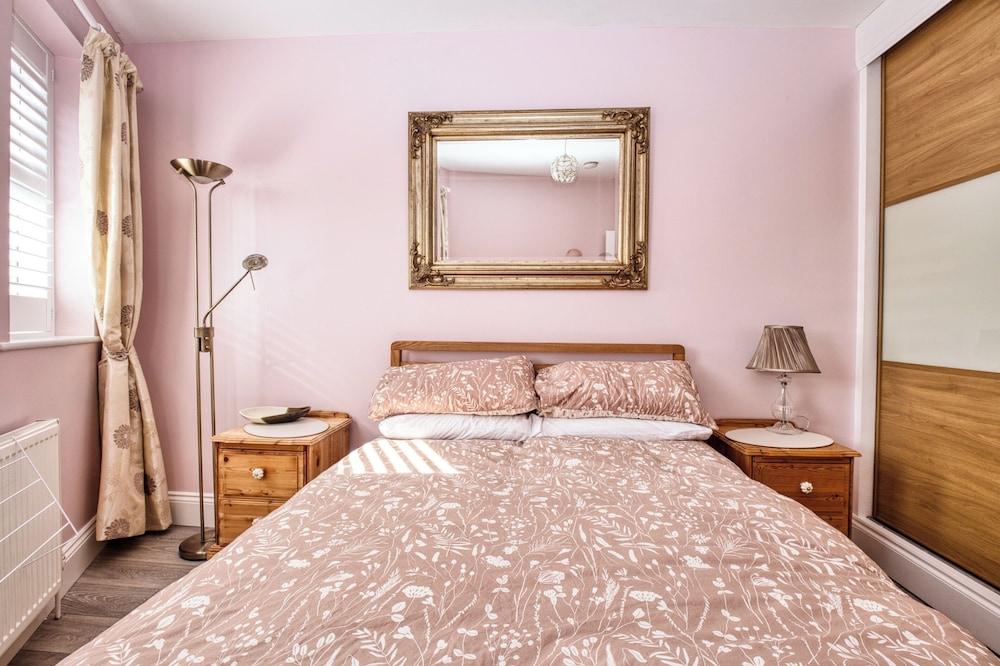 Beach, Dreamland, Restaurants Nearby- Sunny Garden