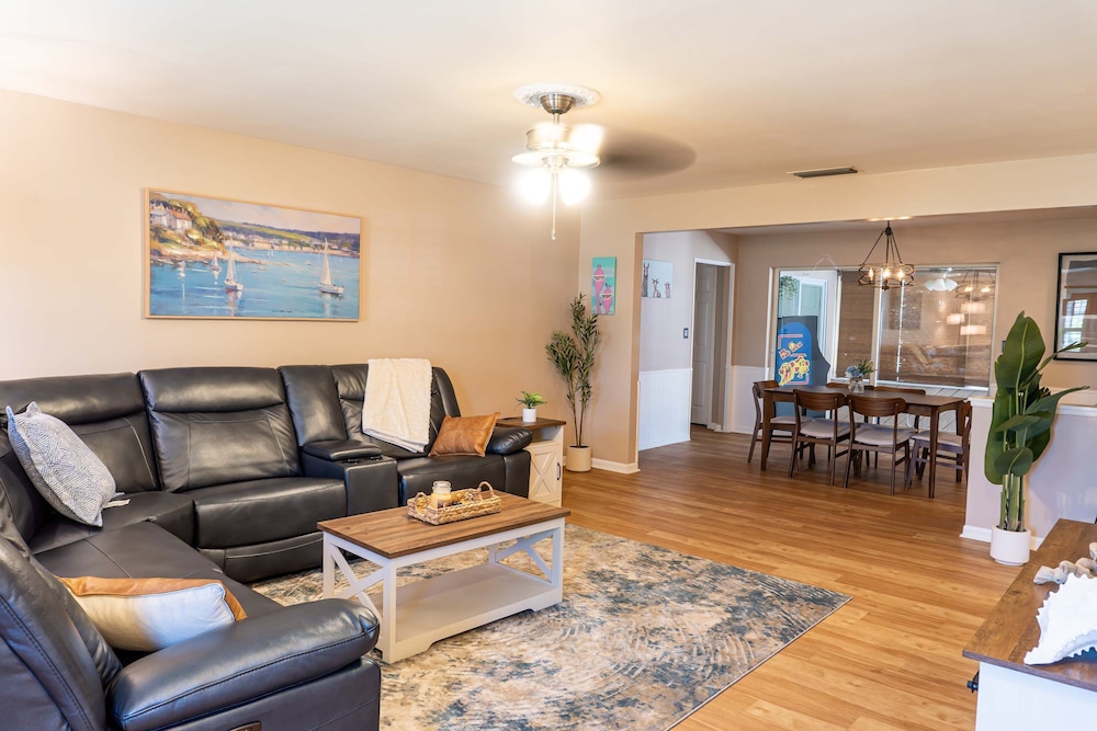 Four Bed Home With Pool Game Room Bar Near Beach