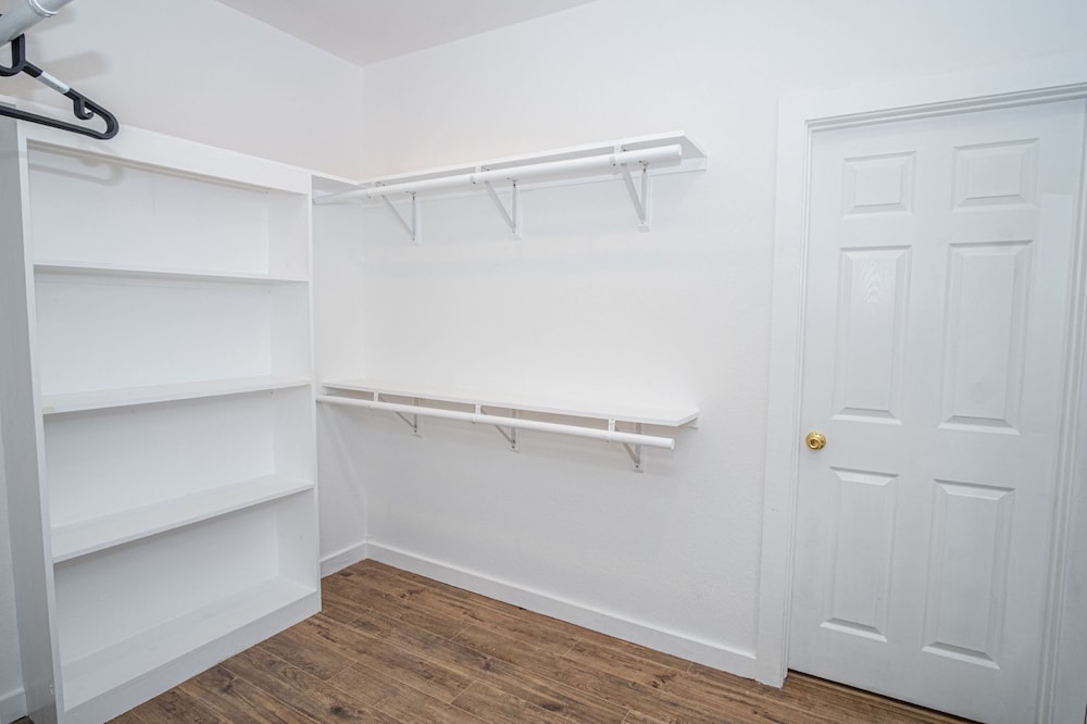 Huge Remodeled 5BR 4BA House Sleeps 20 Downtown view 2
