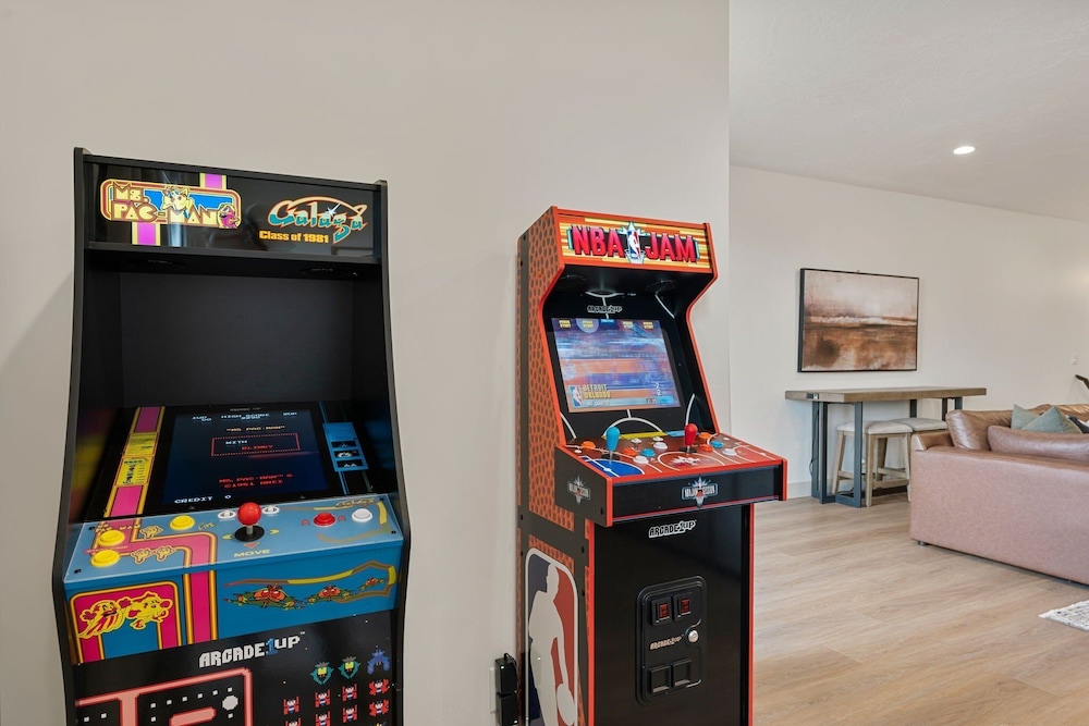 Adventure Central At Desert Color 6 Bedroom Townhouse