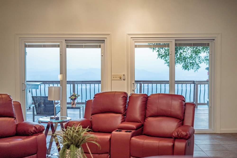Panorama by Avantstay Unparalleled Views, Deck w/ Hottub, Game Room Pool Table
